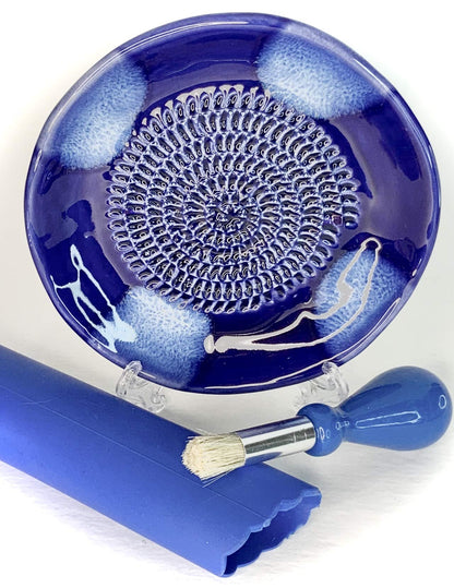 BonCera, All-in-one Premium Ceramic Garlic Grater Plate 4-Piece Set - Blue Cross Glazed Design and Style - For Garlic, Ginger, Chocolate, and more! - Comes with 5.25" Plate, Peeler, Brush, and Stand