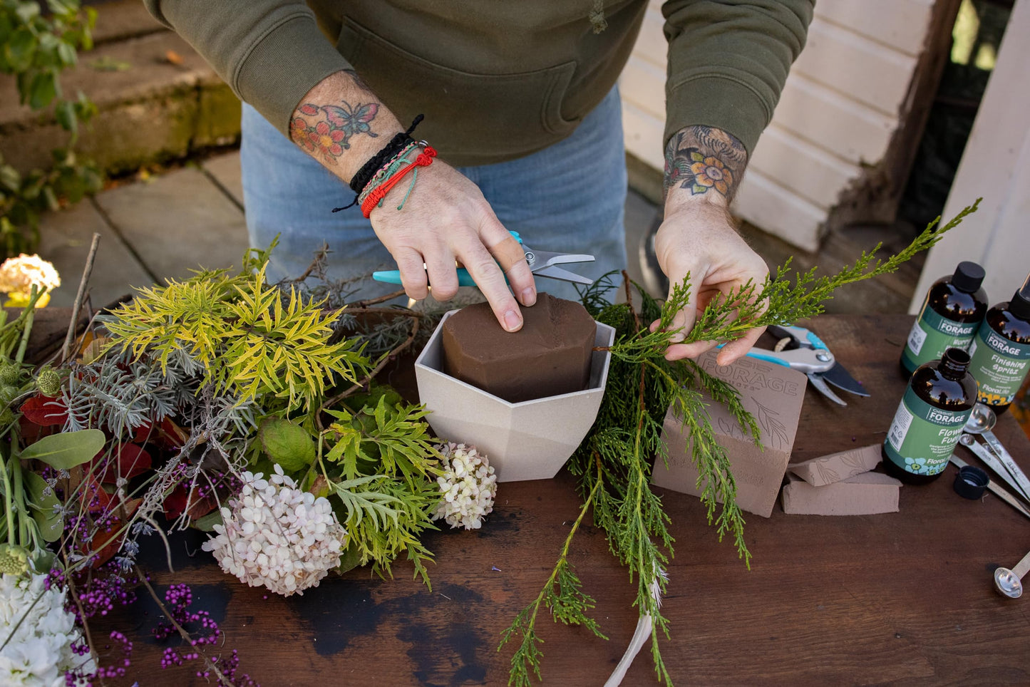 Oasis Forage Floral Foam Strong | Securely Holds Branches and Big Stems | Degradable | Superior Hydration for Foraged Botanicals | Dark Brown | Pack of 2 Bricks