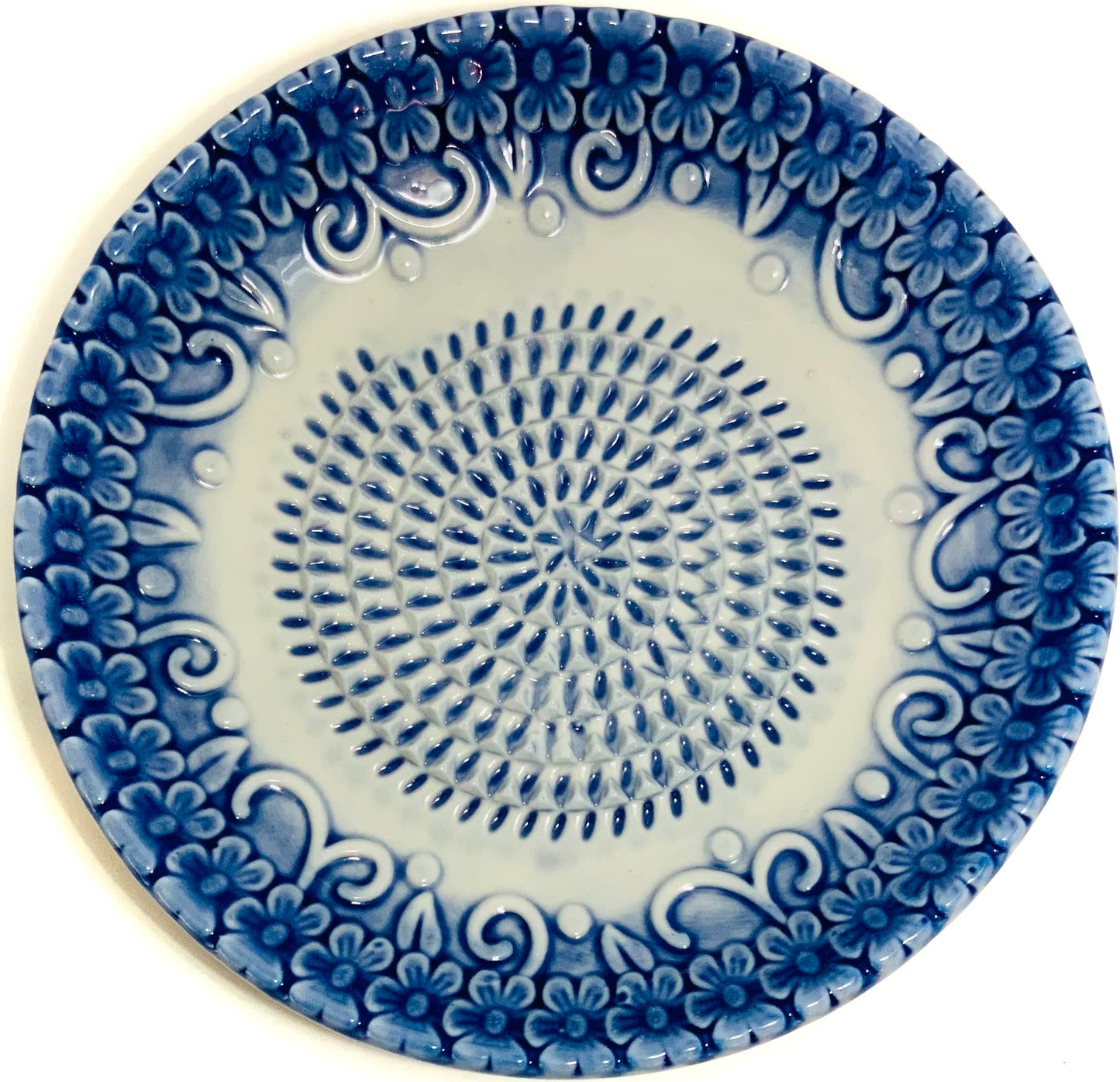 BonCera, All-in-one Premium Ceramic Garlic Grater Plate 4-Piece Set - Blue Embossed Design and Style - For Garlic, Ginger, Chocolate, and more! - Comes with 5.25" Plate, Peeler, Brush, and Stand