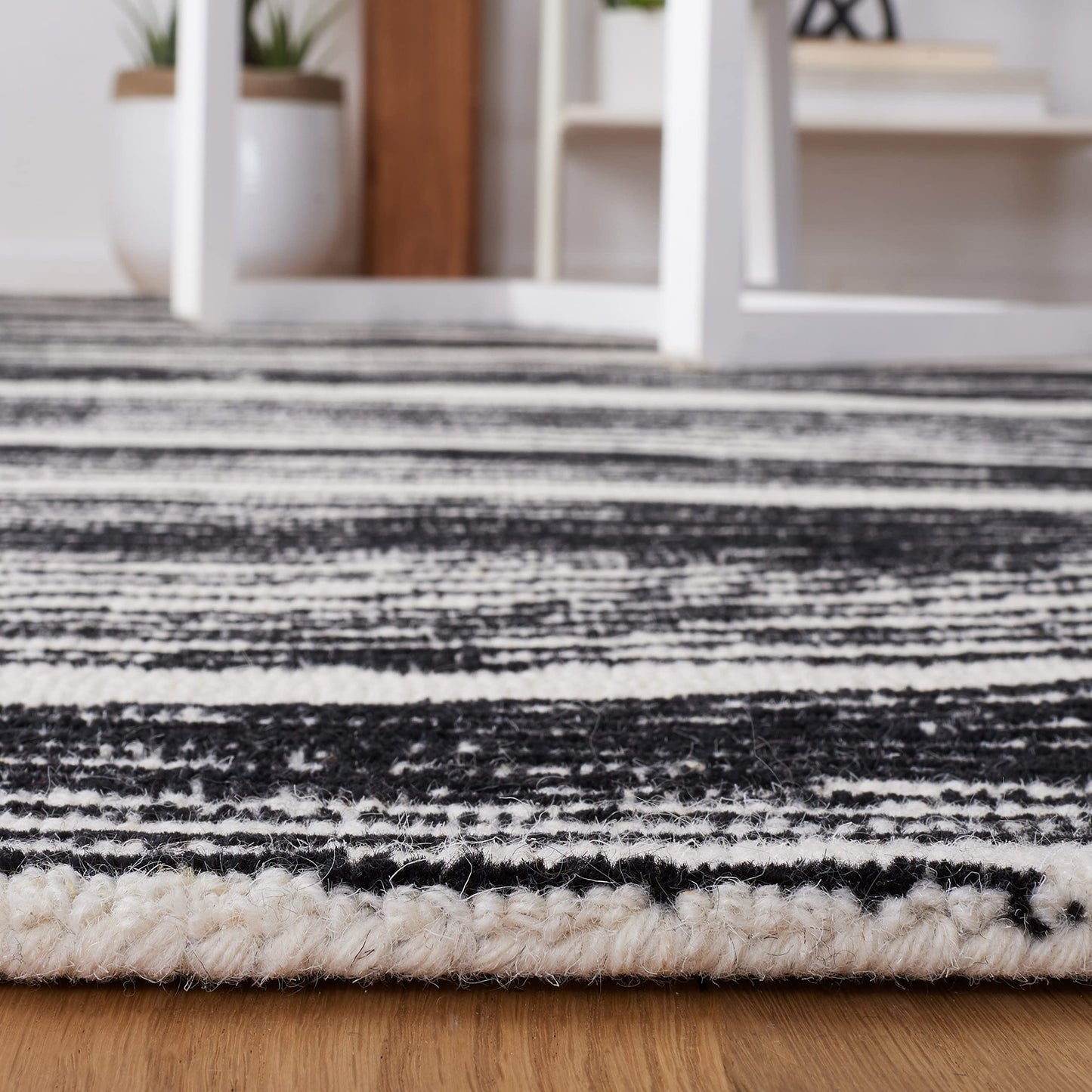 SAFAVIEH Area Rug 8x10 - Metro Collection - Large - Black & Ivory, Handmade Wool, Ideal for Living Room, Bedroom, Office, Dining Space (MET995Z)