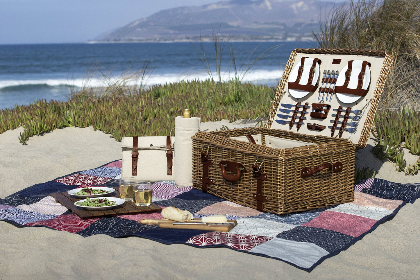 PICNIC TIME Charleston Luxury Picnic Basket for 4, Romantic Vintage English-Style Wooden Basket, Complete Deluxe Service With Blanket, Suitcase-style Handle and Genuine Cowhide Leather, (Beige Canvas)