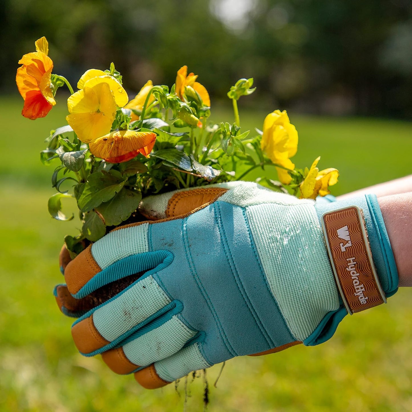 Wells Lamont Women's Medium HydraHyde Water-Resistant Leather Palm Hybrid Work Gardening Gloves (Pack of 1) Blue