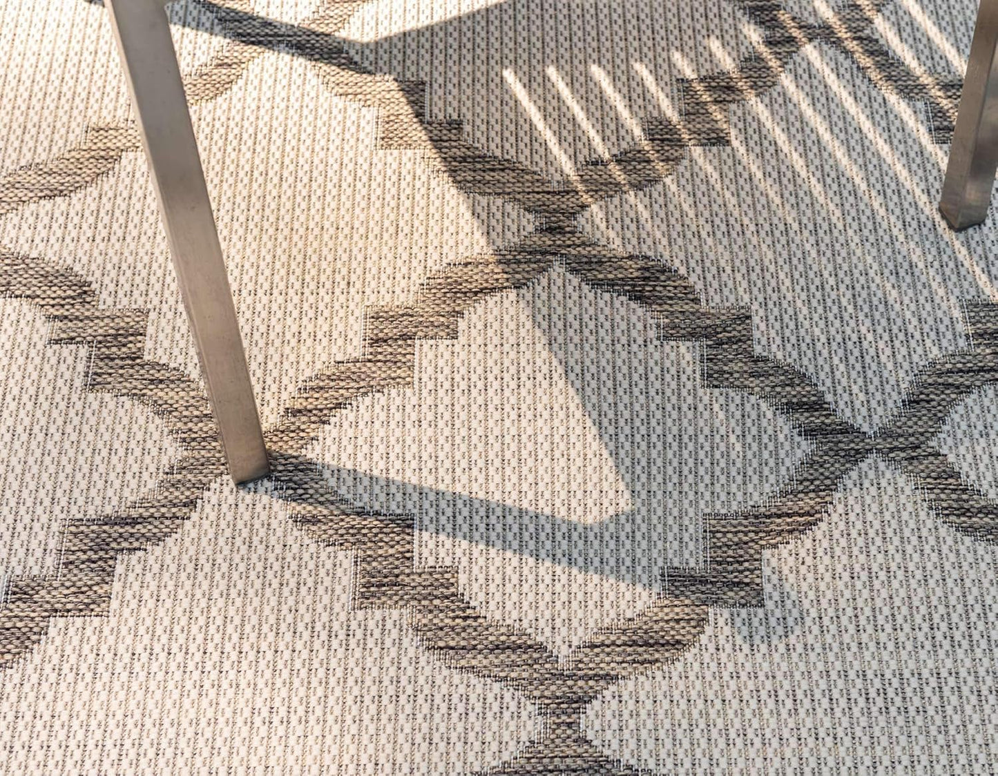 Unique Loom Outdoor Trellis Collection Area Rug - Raised Trellis (2' 2" x 3' 1", Beige/Brown)