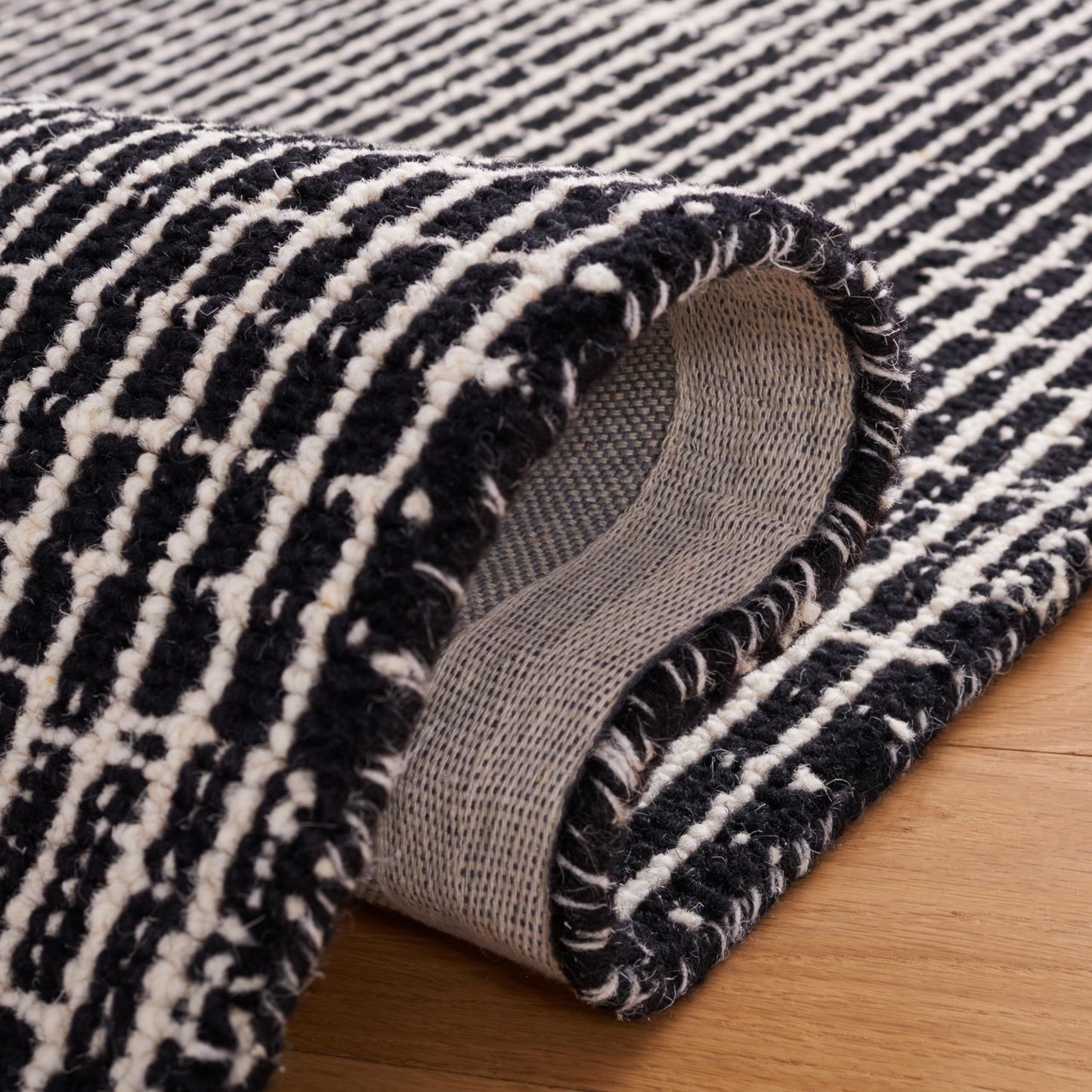SAFAVIEH Area Rug 8x10 - Abstract Collection - Large - Black & Ivory, Handmade Wool, Ideal for Living Room, Bedroom, Office, Dining Space (ABT482Z)