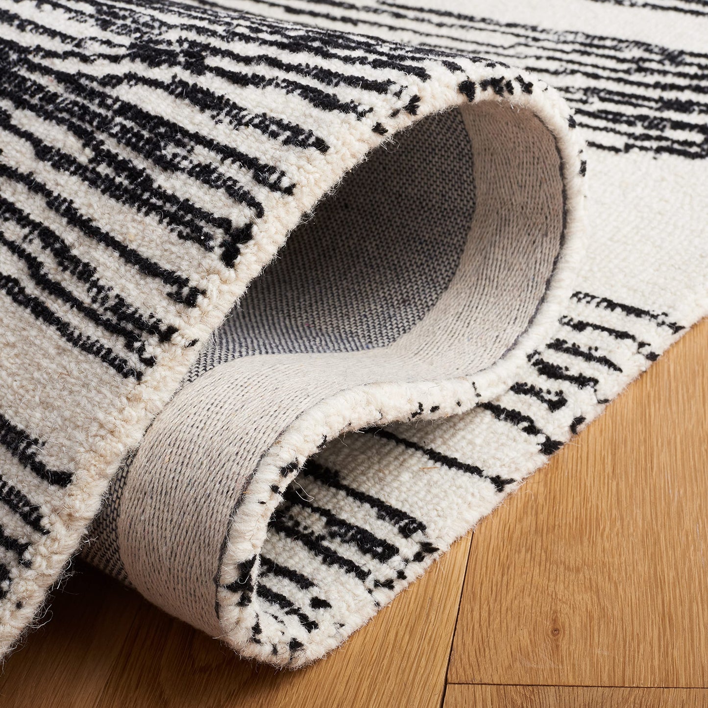 SAFAVIEH Area Rug 8x10 - Metro Collection - Large - Black & Ivory, Handmade Wool, Ideal for Living Room, Bedroom, Office, Dining Space (MET995Z)