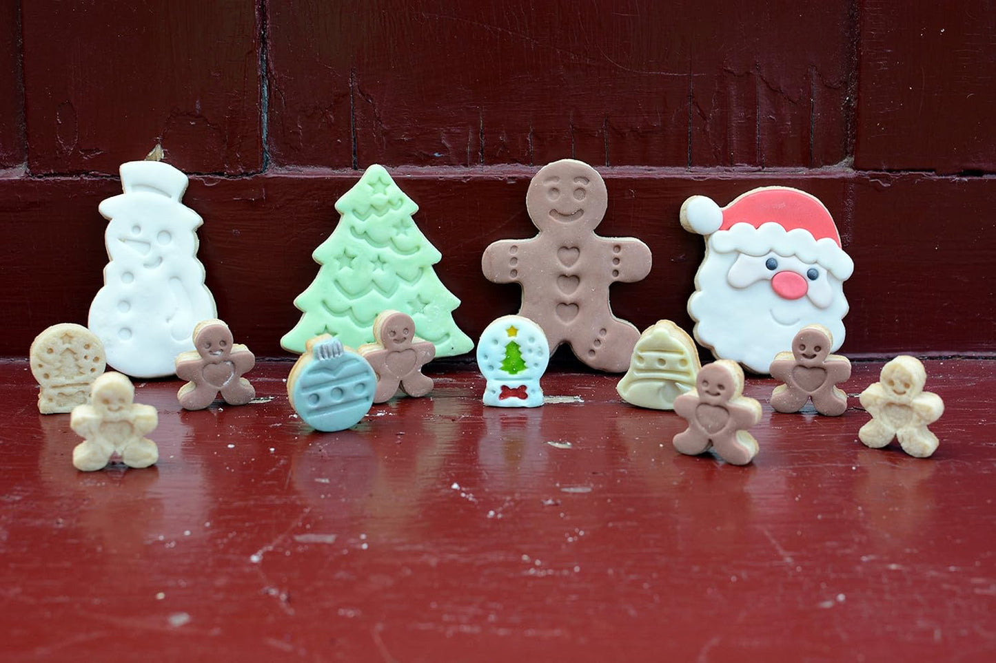 R&M Christmas Double-Sided Cookie Cutter Stamper Set of 4, Green and Red, Assorted Designs: Christmas Tree, Snowman,