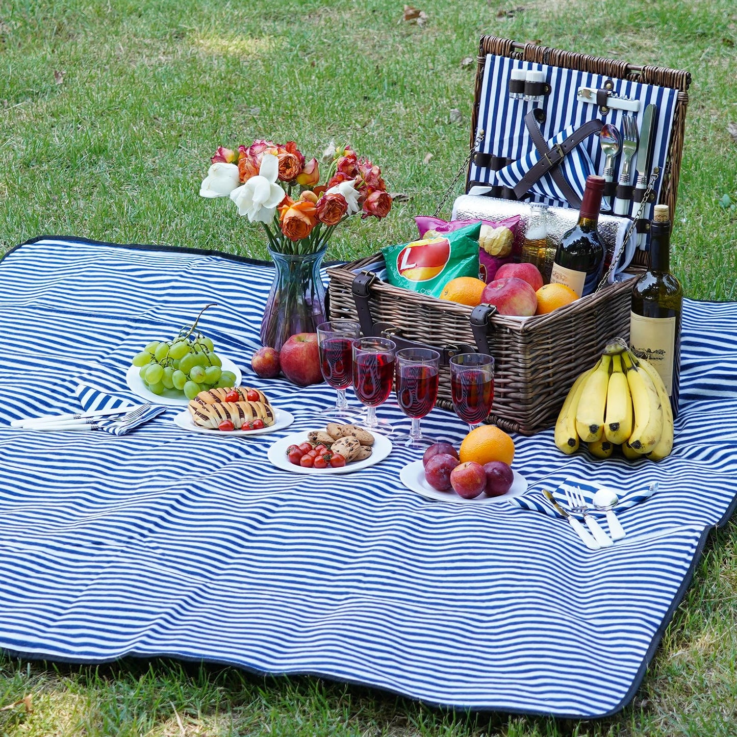 Picnic Basket for 4 Persons - Baskets with Cooler and Picnic Blanket, Classical Wicker Picnic Basket with Waterproof & Sand-Proof Beach Mat,Willow Hamper Service Gift Set
