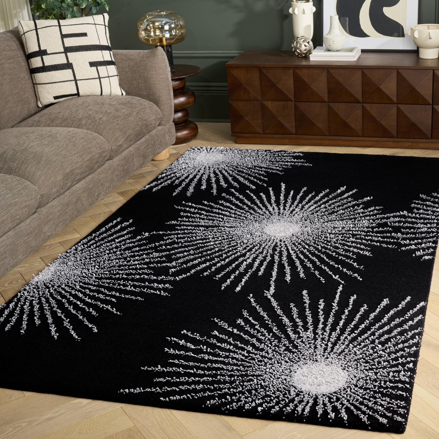 SAFAVIEH Soho Collection 5' x 8' Black / White SOH712D Handmade Starburst Premium Wool & Viscose Area Rug