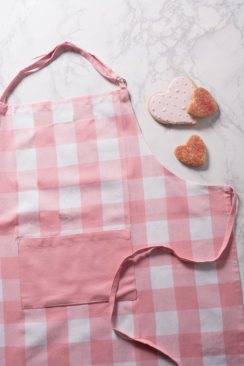 DII Unisex Buffalo Check Kitchen Collection, Classic Farmhouse Chef Apron, One Size, Pink &White