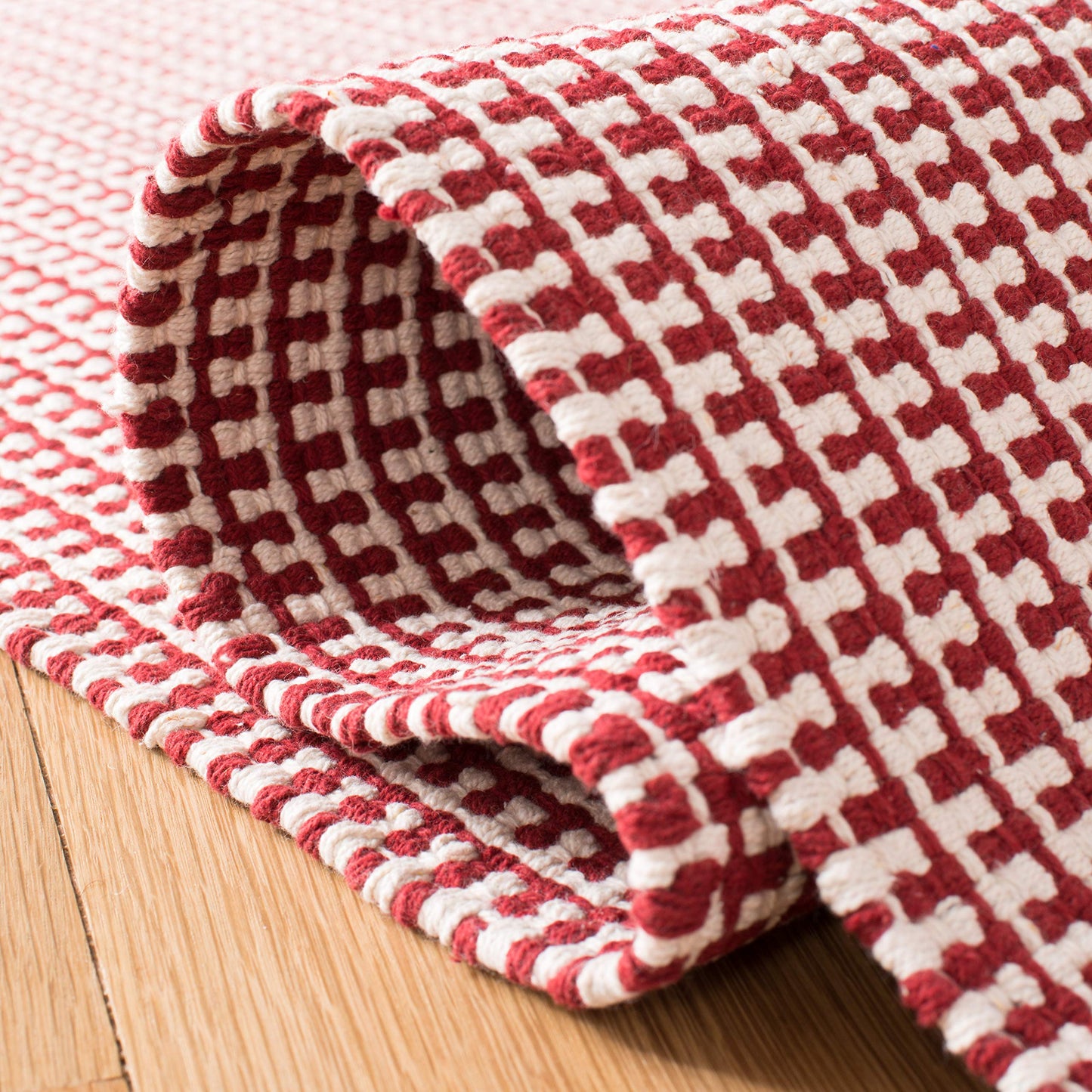 SAFAVIEH Montauk Collection Area Rug - 9' x 12', Ivory & Red, Handmade Flat Weave Boho Farmhouse Cotton Tassel Fringe, Ideal for High Traffic Areas in Living Room, Bedroom (MTK340C)