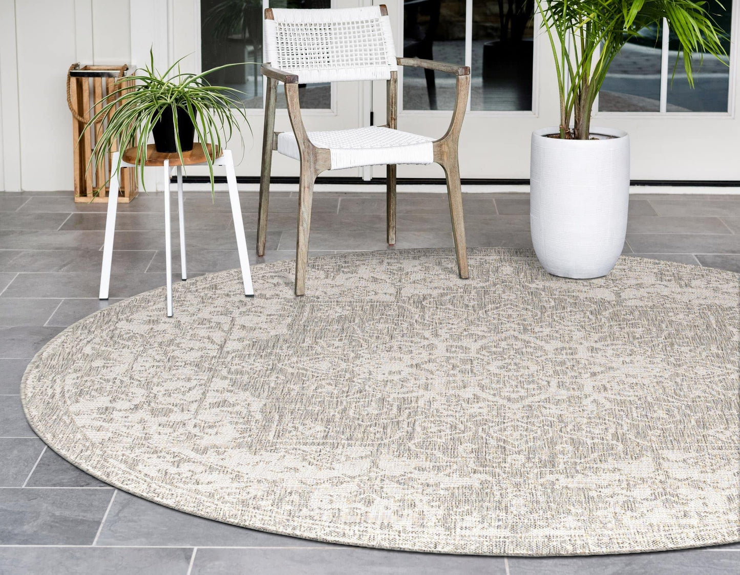 Unique Loom Jill Zarin Outdoor Collection Area Rug - Dubai (13' Round, Gray/ Ivory)