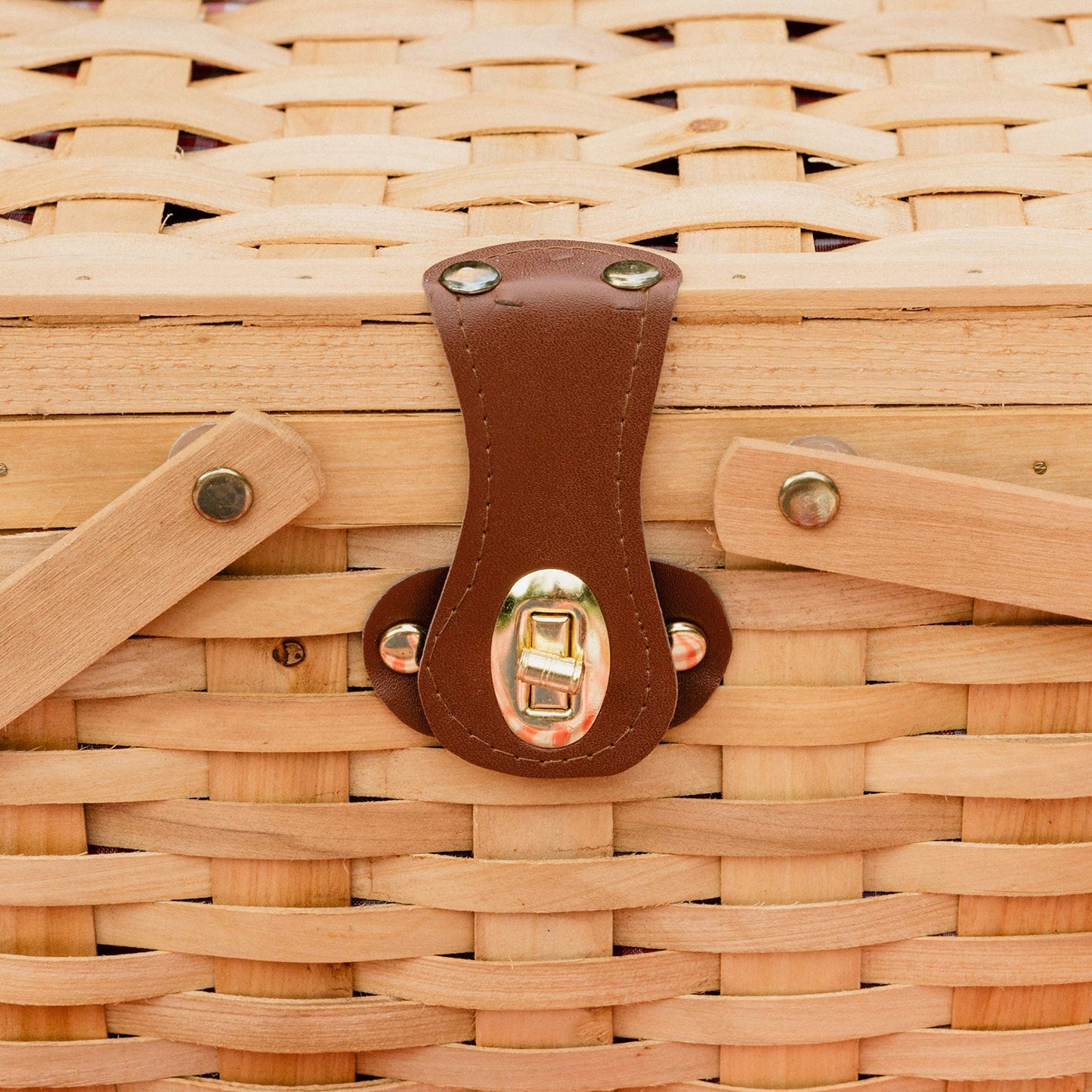 Wickerwise Gingham Lined Woodchip Picnic Basket with Lid and Movable Handles