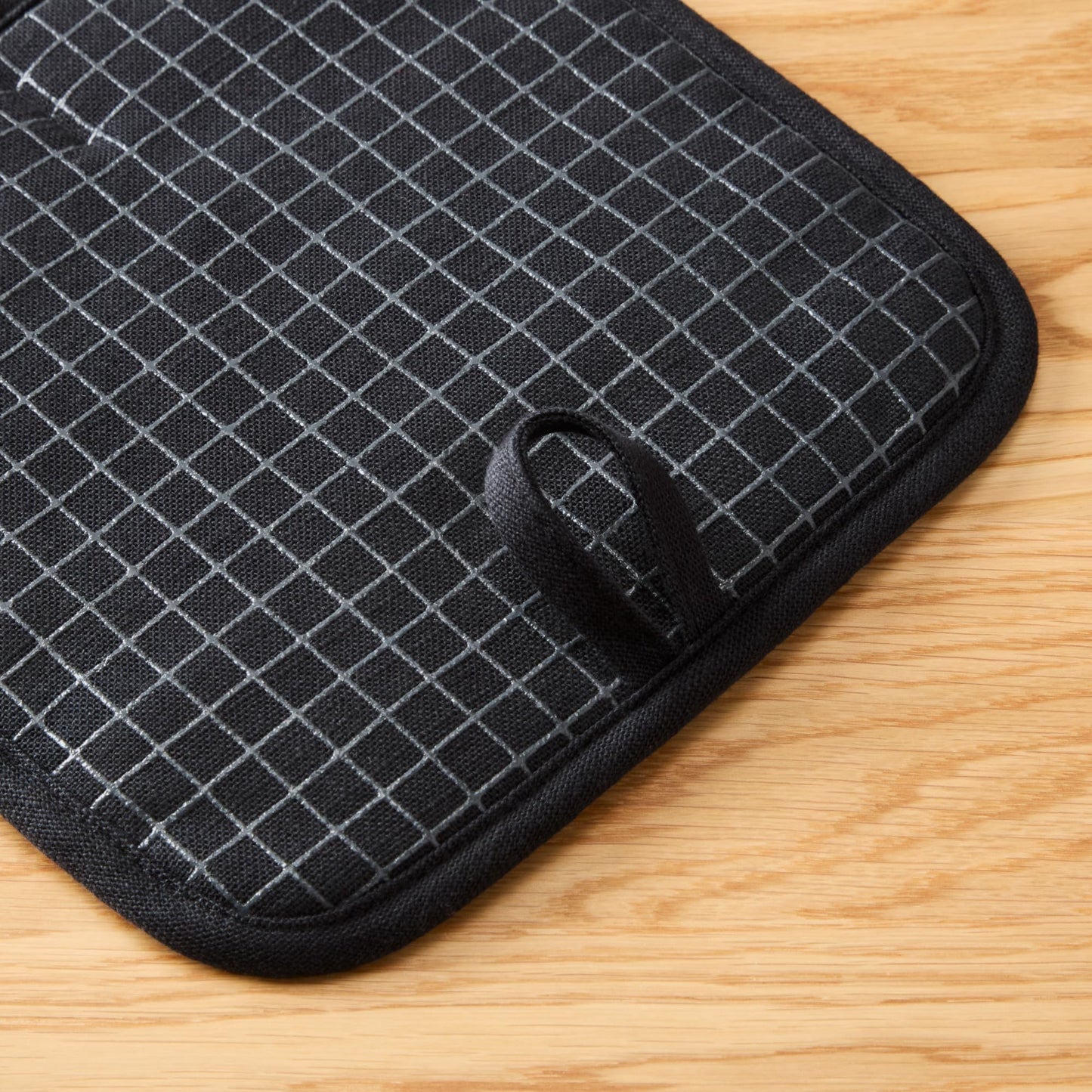 KITCHENAID Gourmet Series Gridlines Pot Holders 2-Pack Set, Heat Resistant up to 600°F, Soft Silicone Grip, Magnetic Cuff, Matte Black, 8"x8"