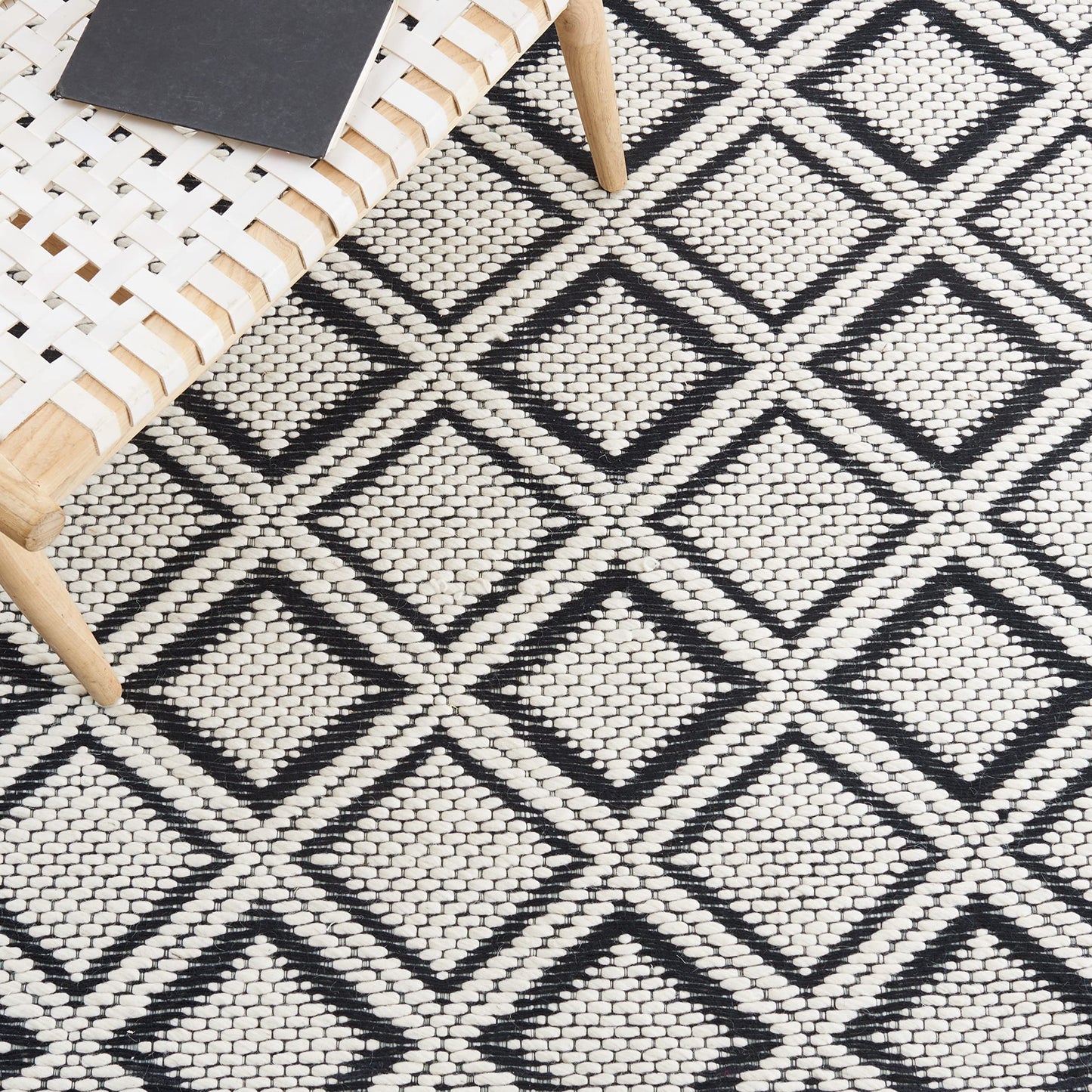 SAFAVIEH Area Rug 8x10 - Vermont Collection - Large - Ivory & Black, Handmade Wool, Ideal for Living Room, Bedroom, Office, Dining Space (VRM151Z)