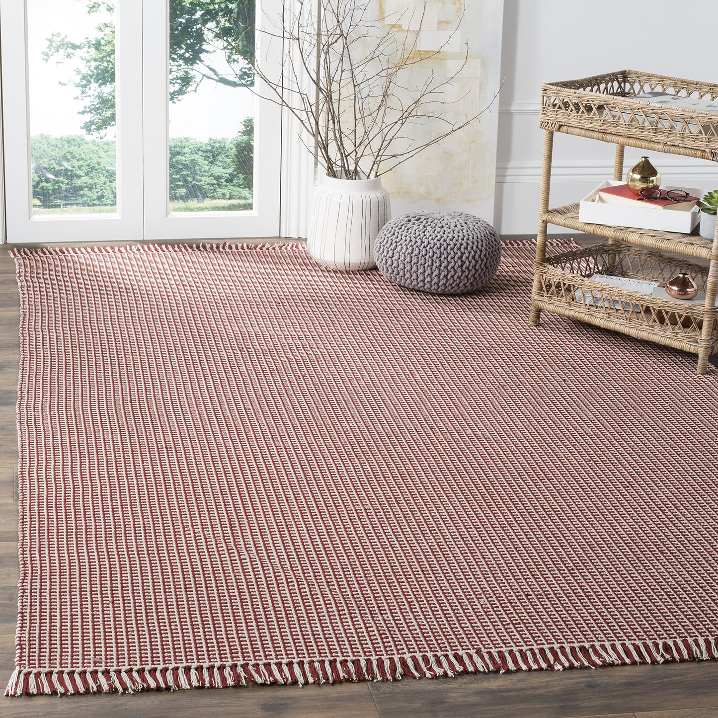 SAFAVIEH Montauk Collection Area Rug - 9' x 12', Ivory & Red, Handmade Flat Weave Boho Farmhouse Cotton Tassel Fringe, Ideal for High Traffic Areas in Living Room, Bedroom (MTK340C)