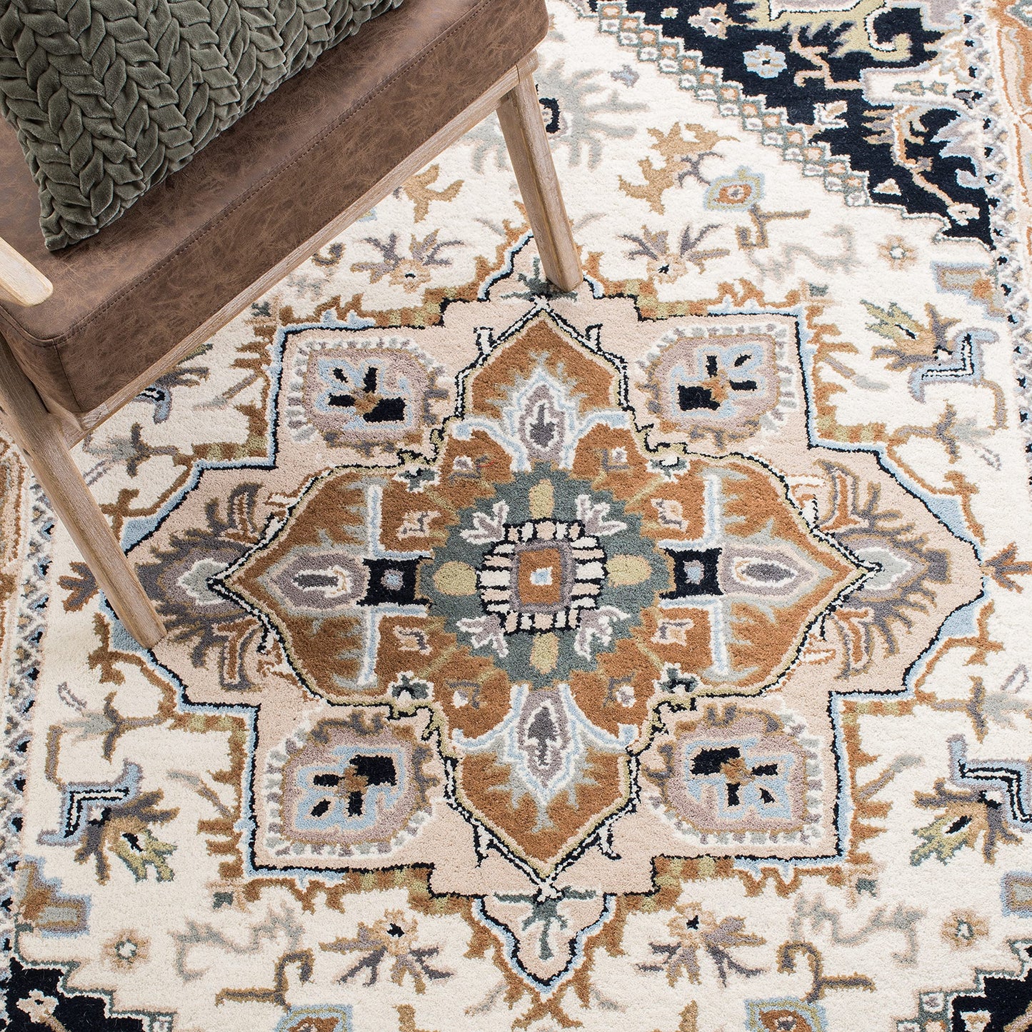 SAFAVIEH Heritage Collection Area Rug - 8' Square, Beige & Navy, Handmade Wool, Traditional Oriental Medallion Design, Ideal for Living Room, Bedroom, Dining Space (HG625D)