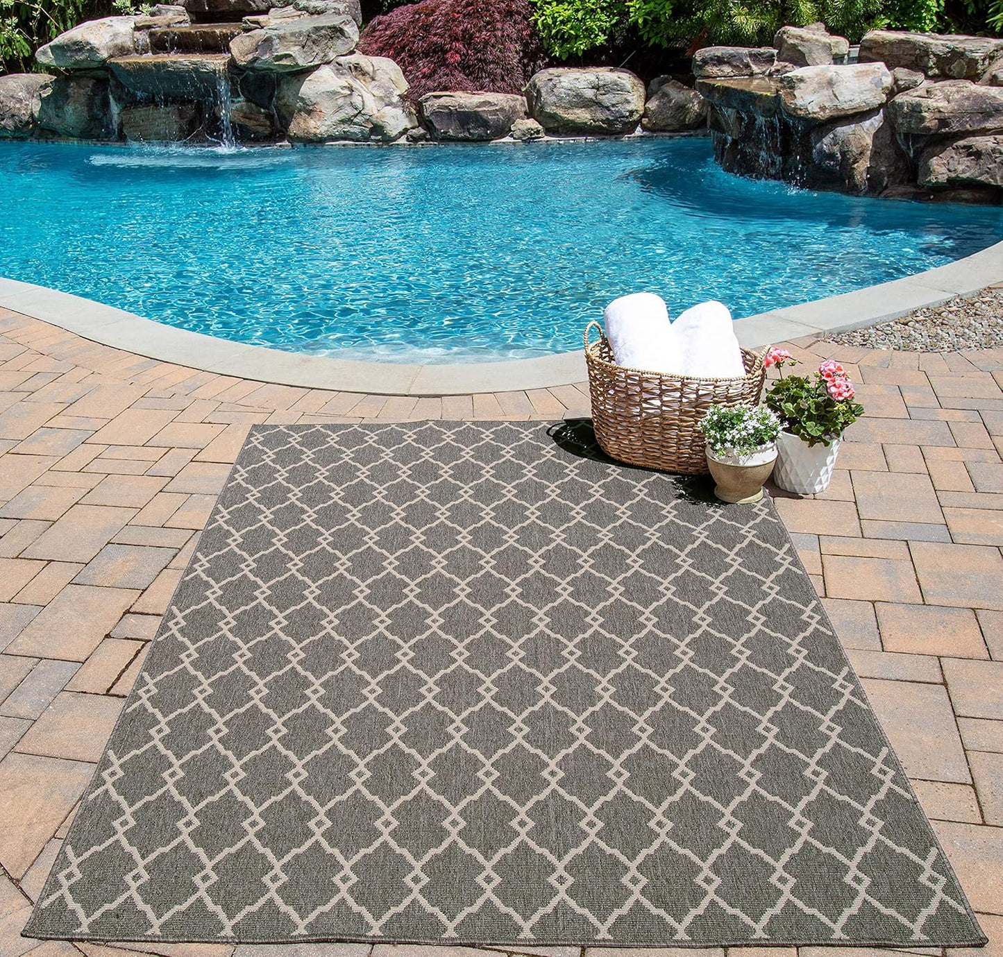Momeni Rugs Baja Collection Indoor & Outdoor Area Rug, Easy to Clean, UV Protected, 2'3" x 4'6", Grey