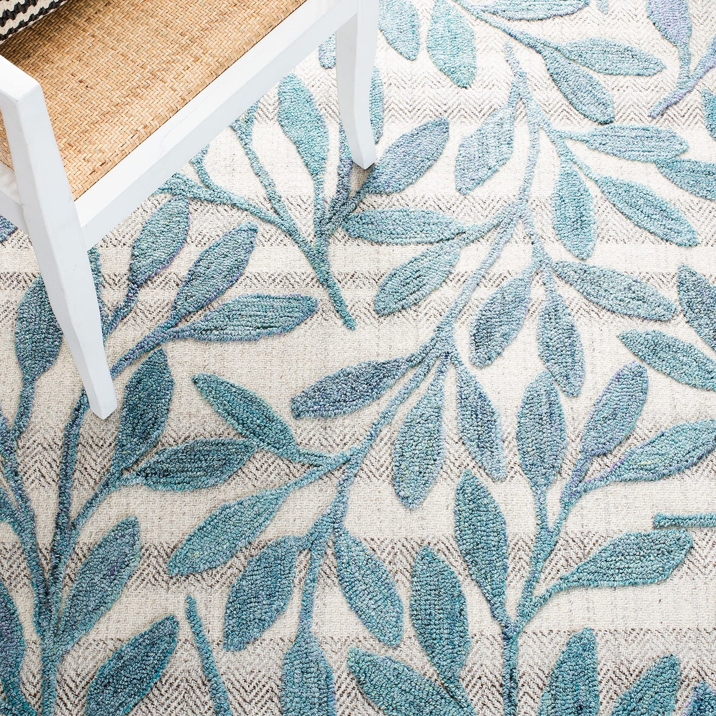 SAFAVIEH South Hampton Collection 8' x 10' Blue SHA302M Handmade Botanical Wool Area Rug