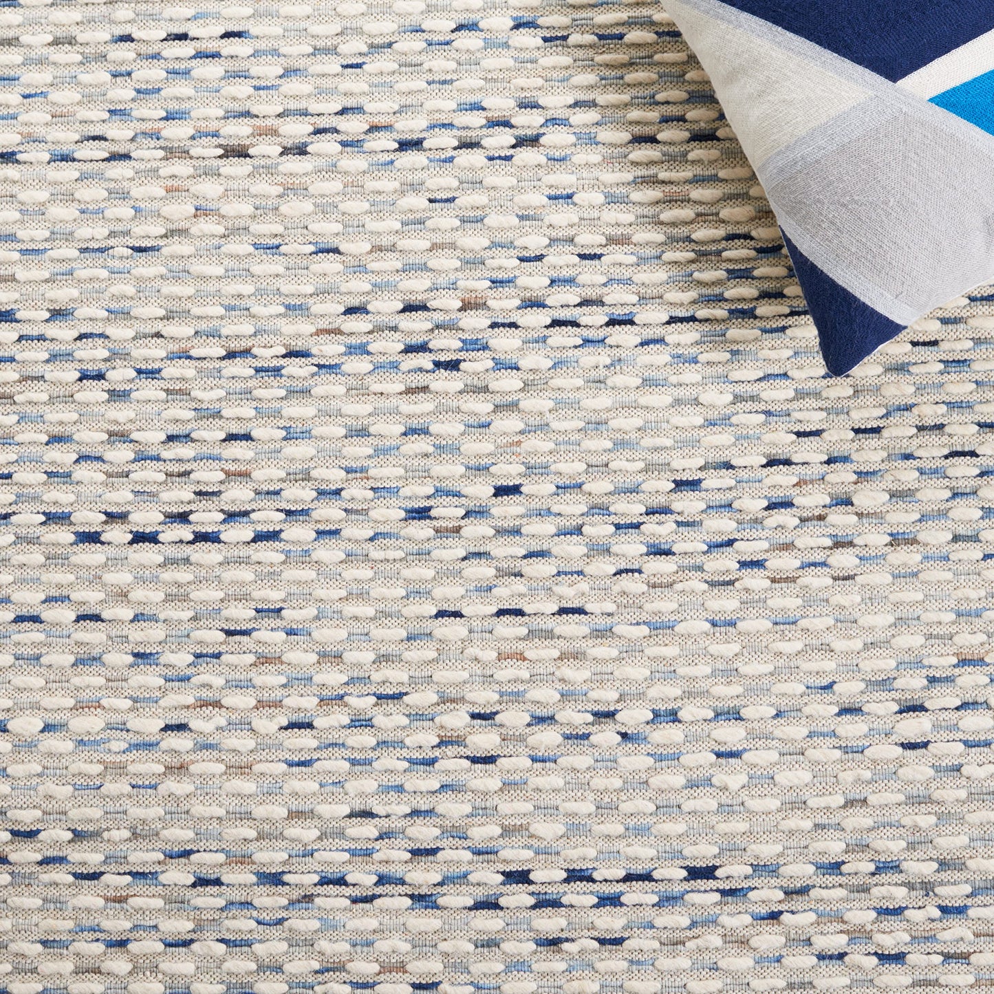 SAFAVIEH Area Rug 8x10 - Marbella Collection - Large - White & Navy, Handmade Wool, Ideal for Living Room, Bedroom, Office, Dining Space (MRB158N)