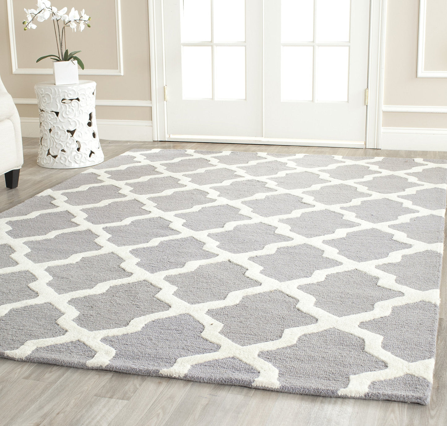 SAFAVIEH Cambridge Collection Area Rug - 10' x 14', Silver & Ivory, Handmade Trellis Wool, Ideal for High Traffic Areas in Living Room, Bedroom (CAM121D)