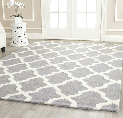 SAFAVIEH Cambridge Collection Area Rug - 10' x 14', Silver & Ivory, Handmade Trellis Wool, Ideal for High Traffic Areas in Living Room, Bedroom (CAM121D)