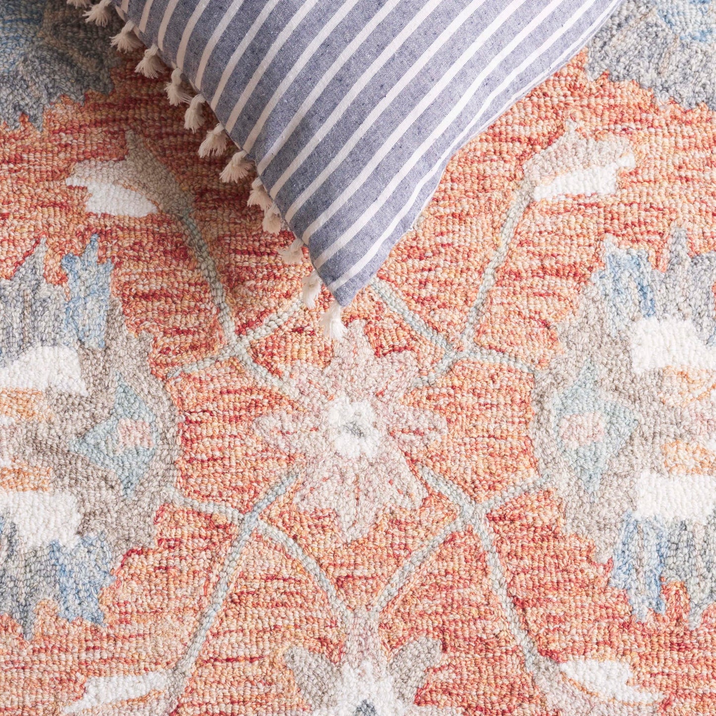 SAFAVIEH Area Rug 8x10 - Heritage Collection - Large - Rust & Ivory, Handmade Wool, Ideal for Living Room, Bedroom, Dining Space (HG125P)
